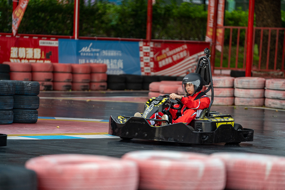 Идет Karting 3000RPM электрическое мини Kart с 4 колесами управляет быстрой скоростью для детей